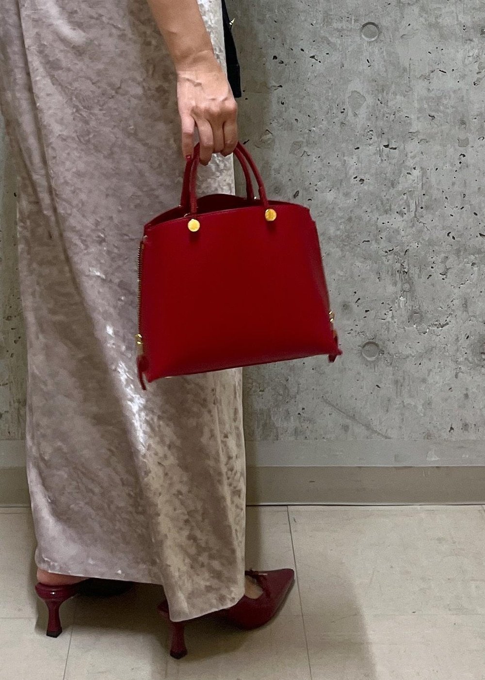 「ベロア、西宮阪急、153㎝、デニム、ネイビー、インディゴブルー、ベージュ、ロング、レッド、ローヒール、秋コーデ、ROPÉ、ウェーブ、イエベ秋、混合」｜「ROPE'のコットンシルク丸胴フライスカップ付き半袖カットソー（Tシャツ/カットソー、ホワイト系）」を使った、HARUさん（レディース・153cm）の秋コーディネートの8枚目の写真