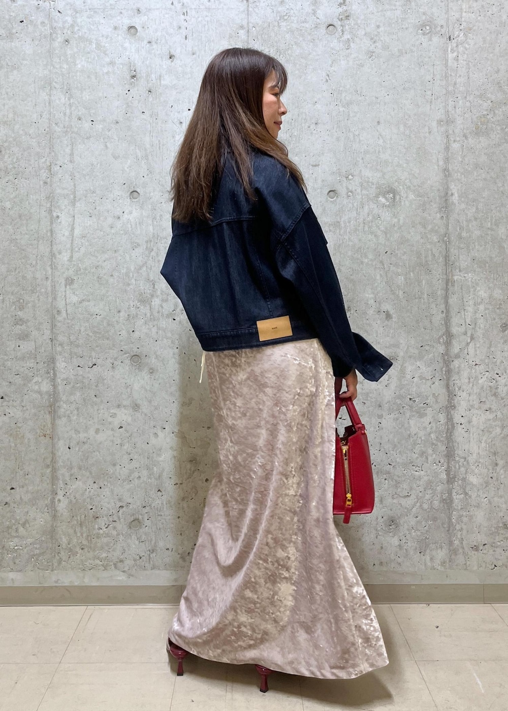 「ベロア、西宮阪急、153㎝、デニム、ネイビー、インディゴブルー、ベージュ、ロング、レッド、ローヒール、秋コーデ、ROPÉ、ウェーブ、イエベ秋、混合」｜「ROPE'のコットンシルク丸胴フライスカップ付き半袖カットソー（Tシャツ/カットソー、ホワイト系）」を使った、HARUさん（レディース・153cm）の秋コーディネートの2枚目の写真