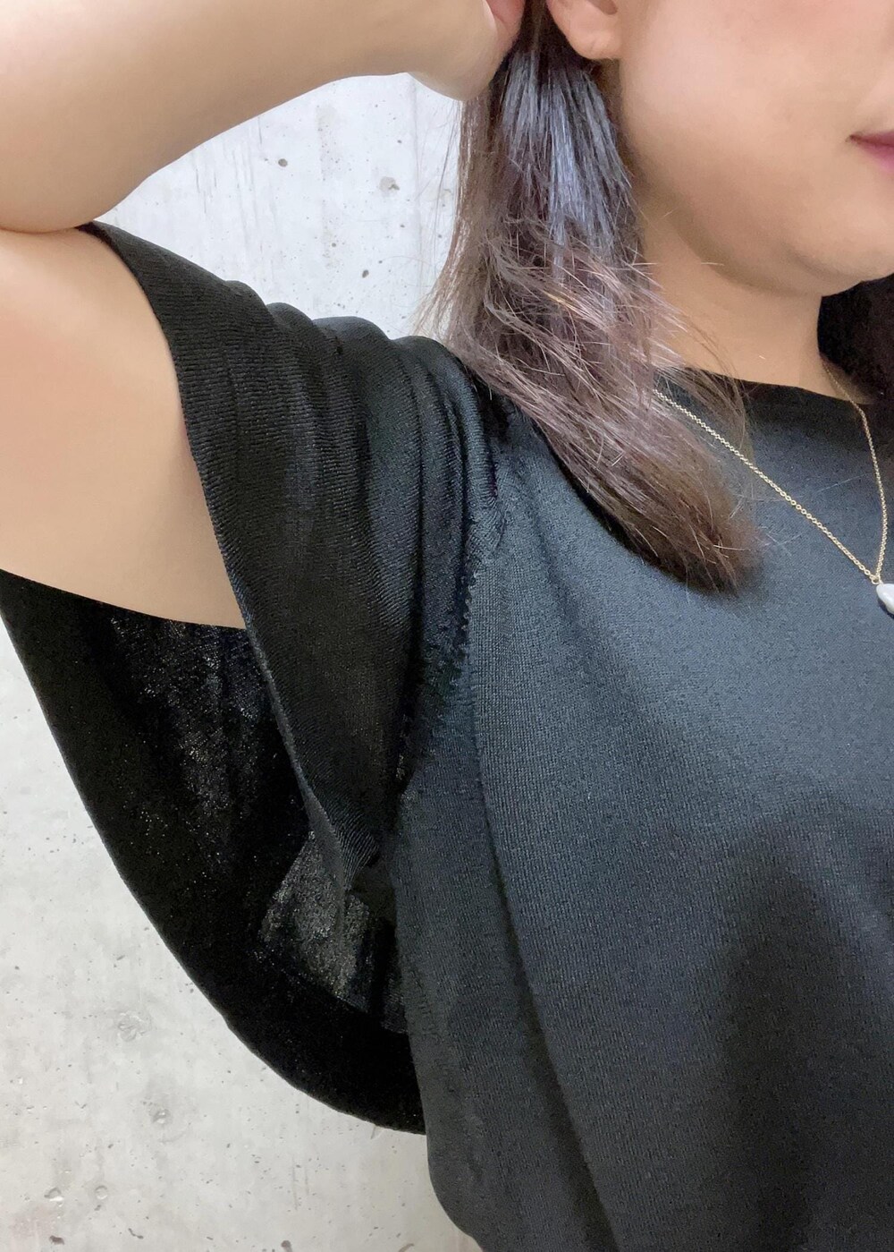 ブラック系のニット/セーター、ホワイト系のハンドバッグ、ブラック系のスカートを着用したレディースの夏コーディネートの6枚目の写真