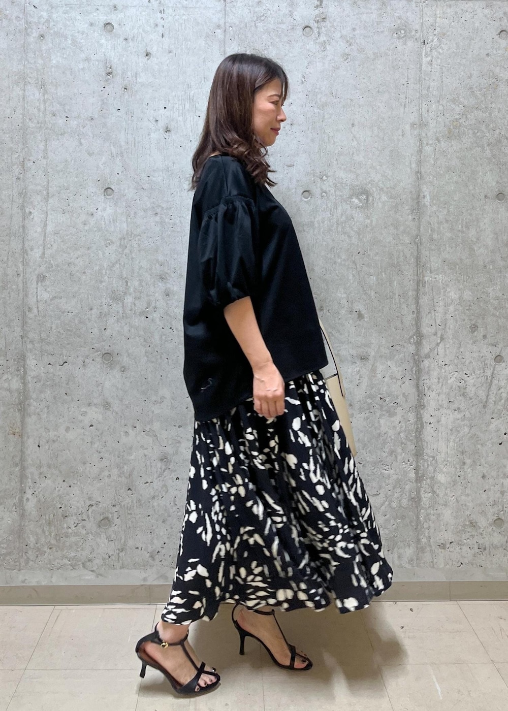 「西宮阪急、153cm、ブラック、ハンドバッグ、ワンハンドル、カットソー、Vネック、五分袖、スカート、フレア、フレアスカート、サンダル、ヒール、ROPÉ、24SS夏の新作」｜「ROPE'の【雑誌掲載】Ariel Sandal（アリエル サンダル）（サンダル、ブラック系）」を使った、HARUさん（レディース・153cm）の春コーディネートの4枚目の写真