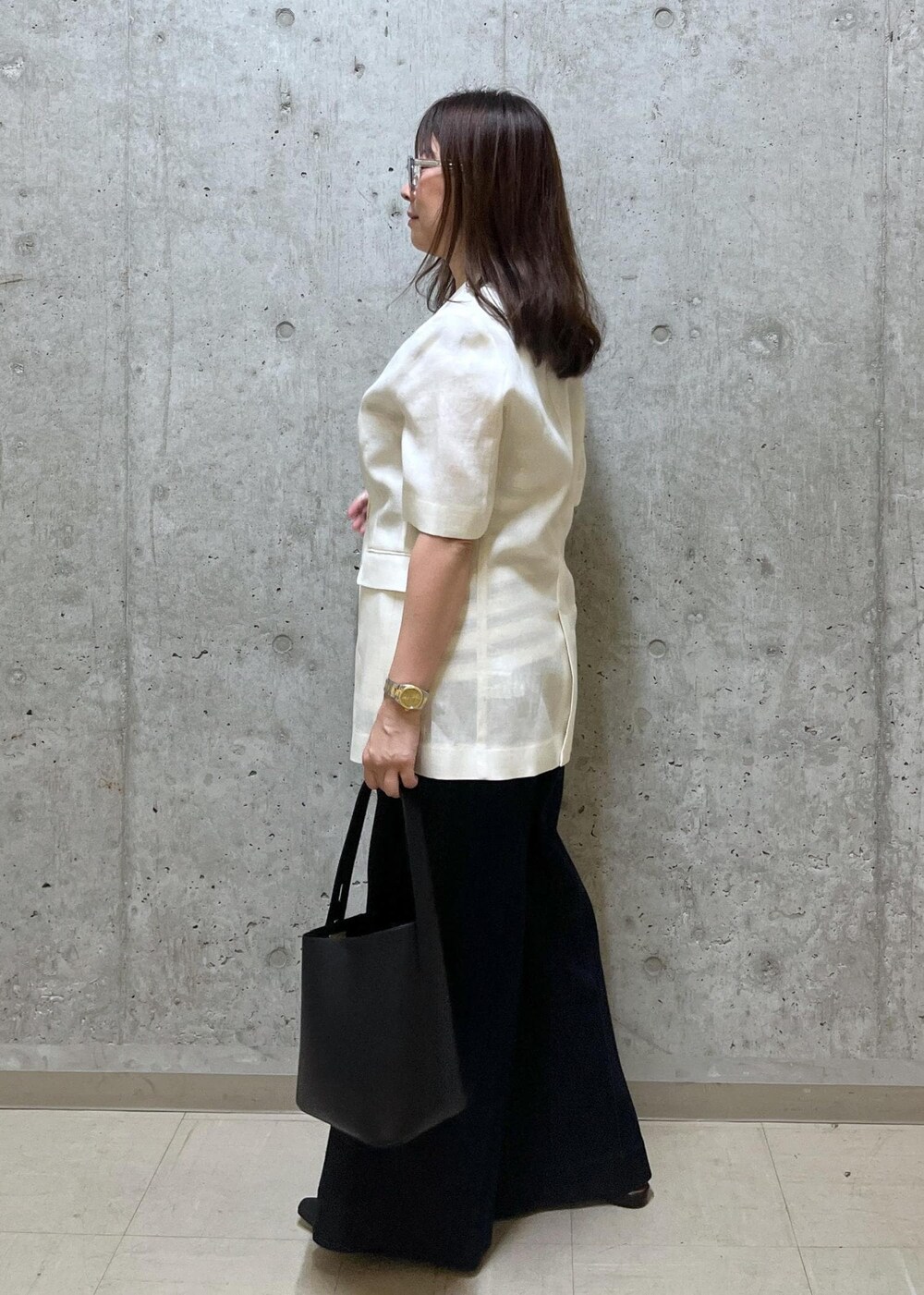 「西宮阪急、153㎝、リネン、サングラス、レザーバッグ、ワンハンドル、フレンチスリーブ、ボーダー、パンツ、デニム、ワイド、Vカット、ペタンコ、ROPÉ、24SS夏の新作」｜「ROPE'のAudrey Pumps （オードリー パンプス）（パンプス、ブラック系）」を使った、HARUさん（レディース・153cm）の夏コーディネートの3枚目の写真