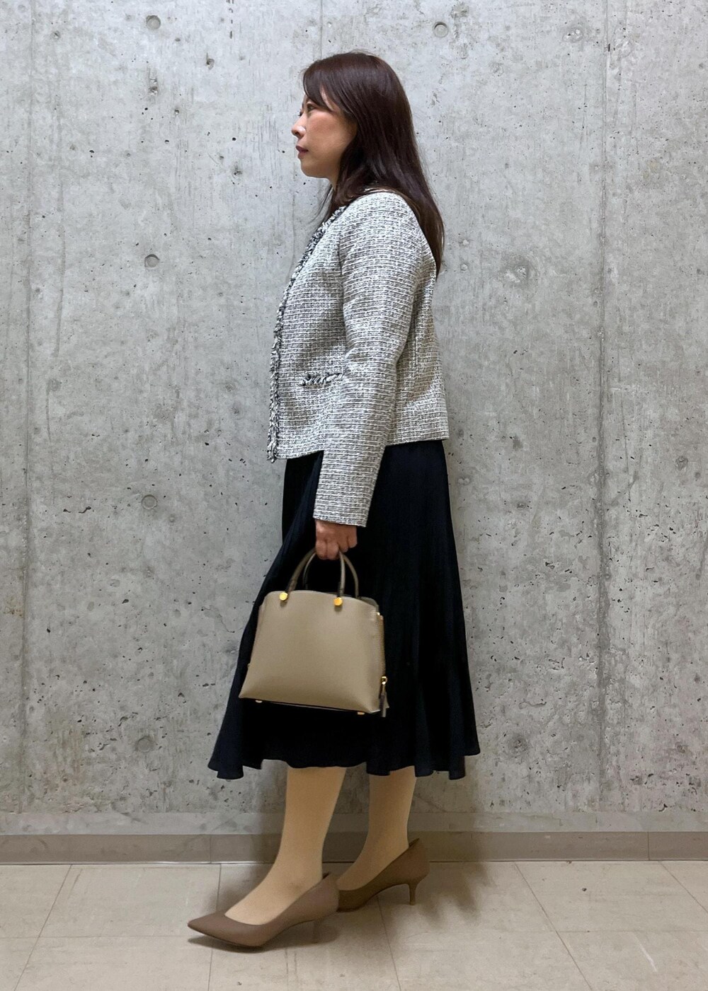 「西宮阪急、153cm、ブラウス、ホワイト、ジャケット、ノーカラー、ネイビー、フレアスカート、Y BAG、セレモニー、入卒園、通勤、お出かけ、～155cm、低身長」｜「ROPE'のVカットポインテッドパンプス（パンプス、ベージュ系）」を使った、HARUさん（レディース・153cm）の冬コーディネートの2枚目の写真