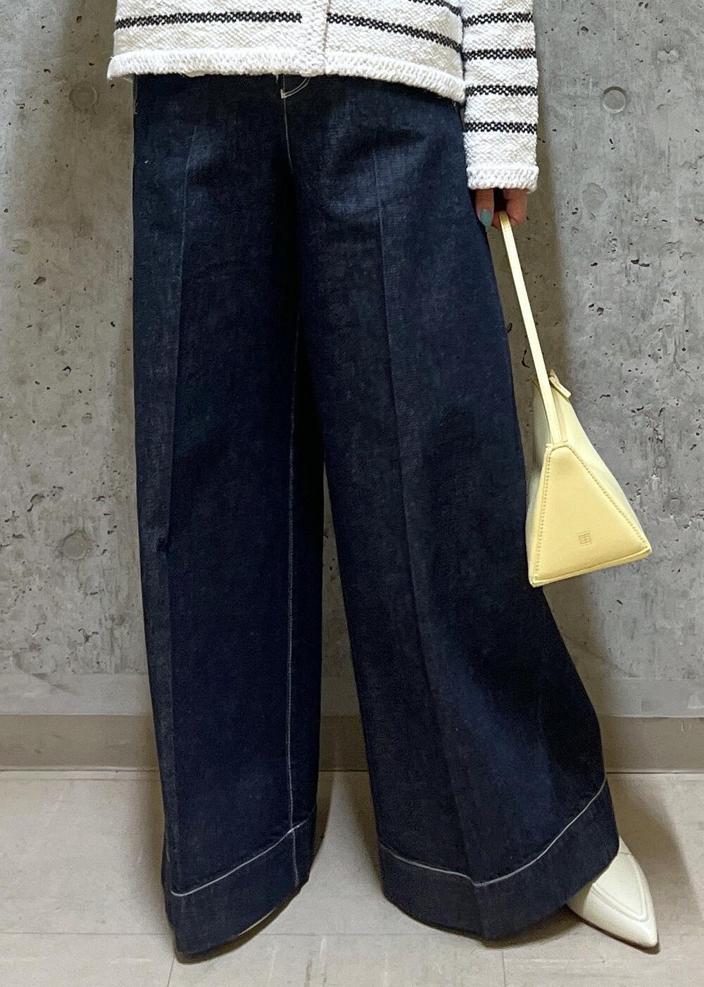 「西宮阪急、153cm、ボーダー、ニット、長袖、Vネック、カーディガン、パンツ、ブルー、デニム、ネイビー、ワイド、インディゴブルー、24SS春の新作、イエベ」｜「ROPE'の【雑誌掲載】Ariana Bag （アリアナ バッグ）（ハンドバッグ、ベージュ系）」を使った、HARUさん（レディース・153cm）の春コーディネートの5枚目の写真