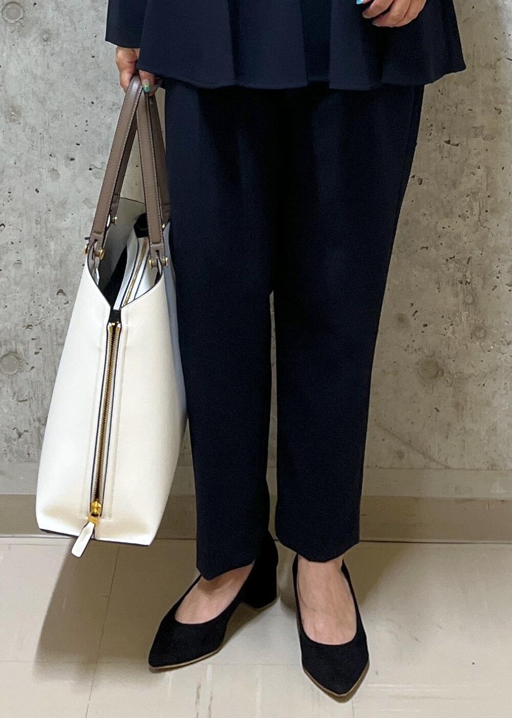 ホワイト系のトートバッグ、ブルー系のその他パンツ、ブルー系のシャツ/ブラウスを着用したレディースの秋コーディネートの5枚目の写真