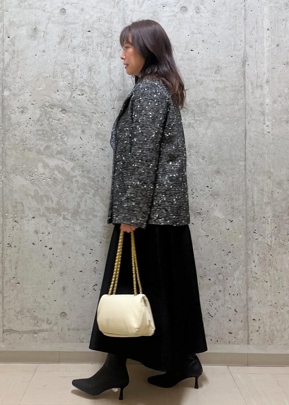 「西宮阪急、153cm、ツイード、ホワイト、ショルダーバッグ、チェーンバッグ、ショートブーツ、ROPÉ、ワンピース、シャツ・ブラウス、ジャンパースカート、きれいめカジュアル、低身長、骨格ウェーブ、イエベ」｜「ROPE'の【雑誌掲載】【一部WEB限定】ナロースクエアトゥストレッチヒールショートブーツ（ブーツ、ブラック系）」を使った、HARUさん（レディース・153cm）の秋コーディネートの3枚目の写真