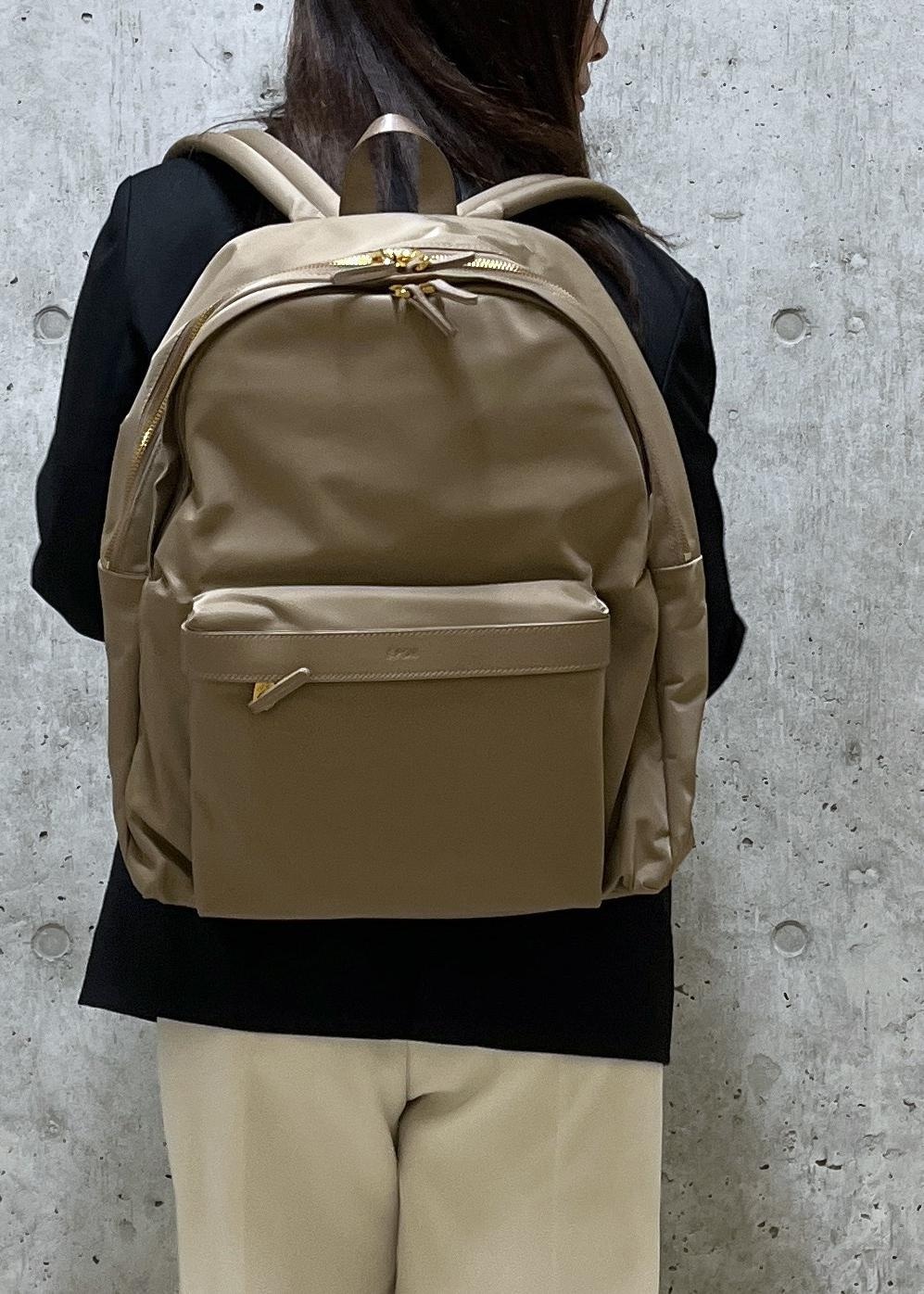 ブラック系のパンプス、ベージュ系のバックパック/リュック、ベージュ系のその他パンツを着用したレディースの冬コーディネートの7枚目の写真