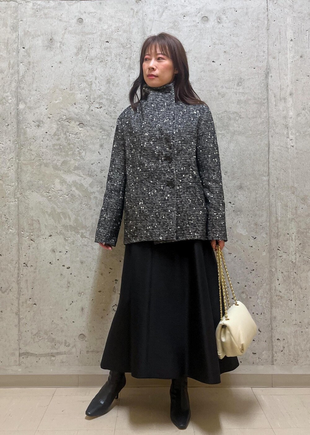 「西宮阪急、153cm、ツイード、ホワイト、ショルダーバッグ、チェーンバッグ、ショートブーツ、ROPÉ、ワンピース、シャツ・ブラウス、ジャンパースカート、きれいめカジュアル、低身長、骨格ウェーブ、イエベ」｜「ROPE'の【雑誌掲載】【一部WEB限定】ナロースクエアトゥストレッチヒールショートブーツ（ブーツ、ブラック系）」を使った、HARUさん（レディース・153cm）の秋コーディネートの2枚目の写真