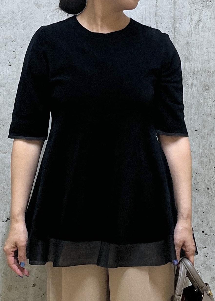 ブラウン系のハンドバッグ、ベージュ系のその他パンツ、ブラック系のローファーを着用したレディースの秋コーディネートの4枚目の写真