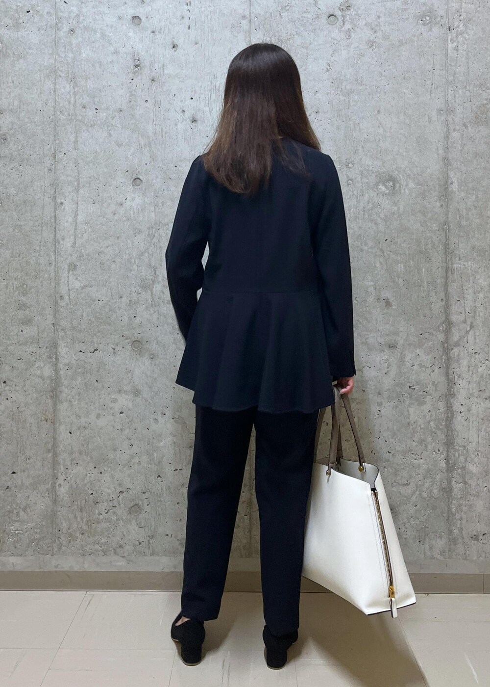 ホワイト系のトートバッグ、ブルー系のその他パンツ、ブルー系のシャツ/ブラウスを着用したレディースの秋コーディネートの3枚目の写真