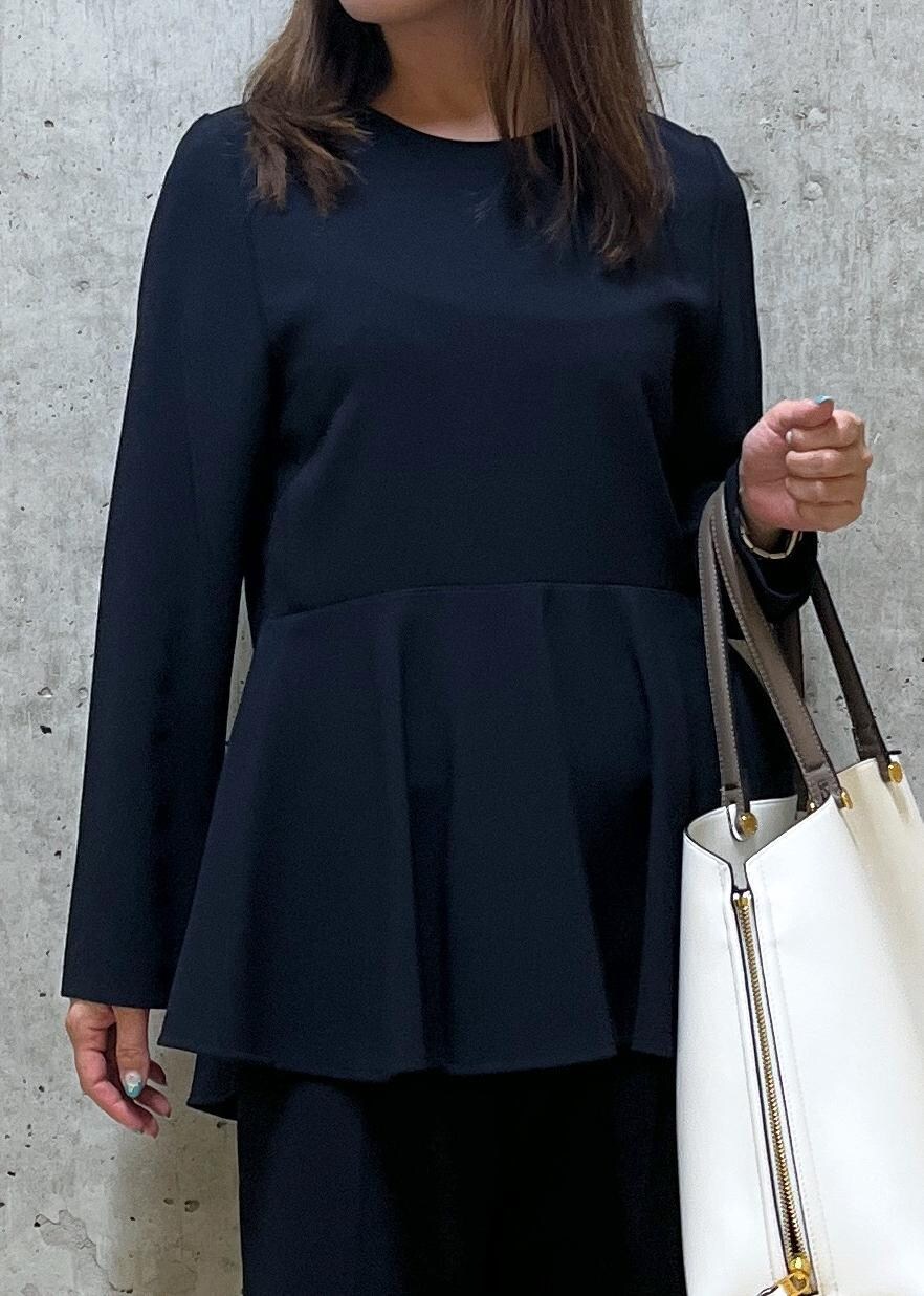 ホワイト系のトートバッグ、ブルー系のその他パンツ、ブルー系のシャツ/ブラウスを着用したレディースの秋コーディネートの4枚目の写真