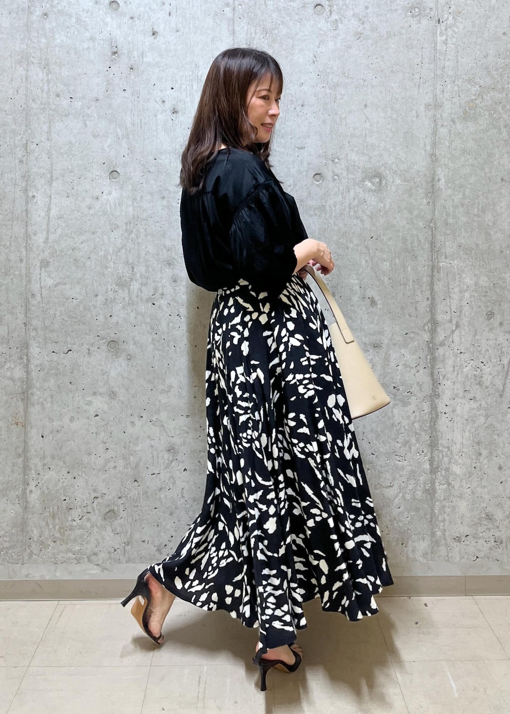 「西宮阪急、153cm、ブラック、ハンドバッグ、ワンハンドル、カットソー、Vネック、五分袖、スカート、フレア、フレアスカート、サンダル、ヒール、ROPÉ、24SS夏の新作」｜「ROPE'の【雑誌掲載】Ariel Sandal（アリエル サンダル）（サンダル、ブラック系）」を使った、HARUさん（レディース・153cm）の春コーディネートの2枚目の写真