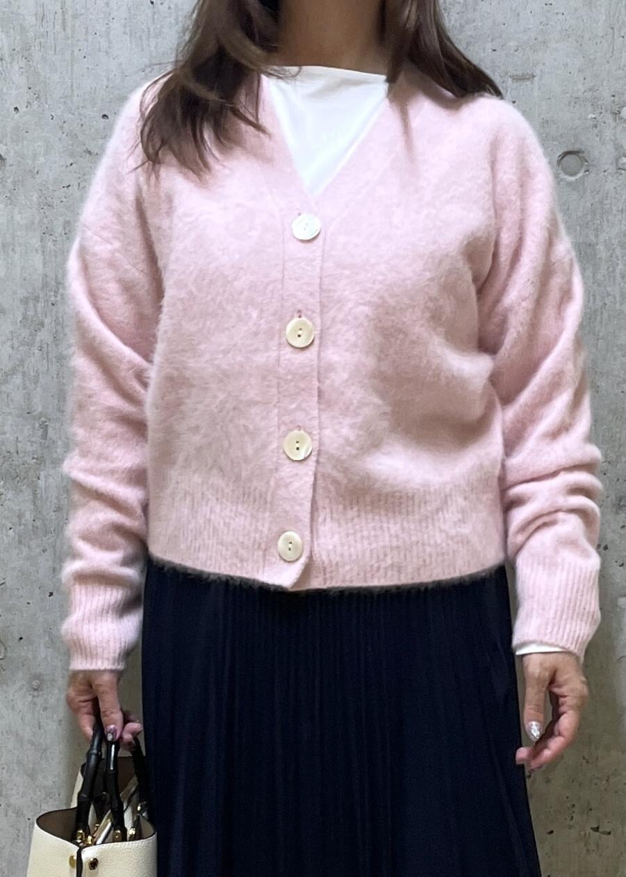 ホワイト系のハンドバッグ、ブラック系のブーツ、ホワイト系のTシャツ/カットソーを着用したレディースの秋コーディネートの5枚目の写真