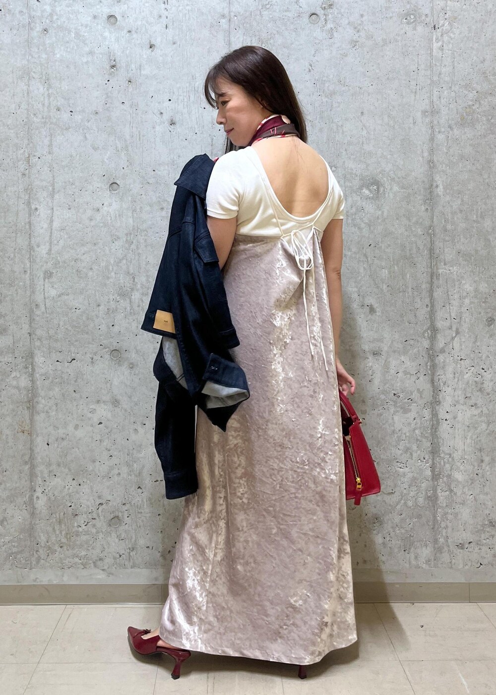 「ベロア、西宮阪急、153㎝、デニム、ネイビー、インディゴブルー、ベージュ、ロング、レッド、ローヒール、秋コーデ、ROPÉ、ウェーブ、イエベ秋、混合」｜「ROPE'のコットンシルク丸胴フライスカップ付き半袖カットソー（Tシャツ/カットソー、ホワイト系）」を使った、HARUさん（レディース・153cm）の秋コーディネートの5枚目の写真