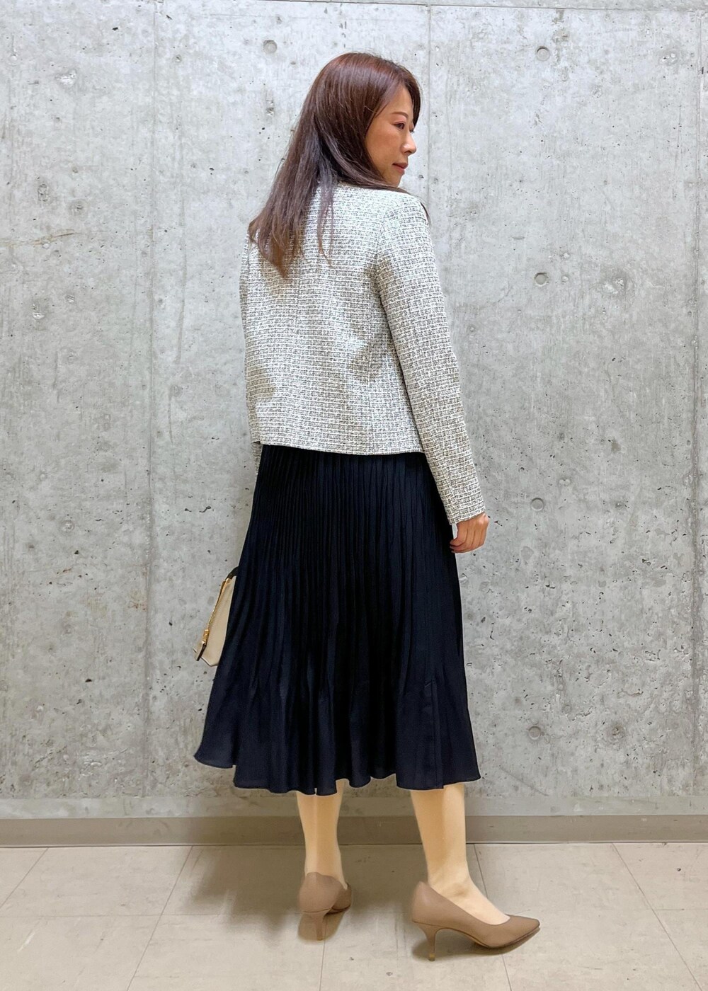 「西宮阪急、153cm、ブラウス、ホワイト、ジャケット、ノーカラー、ネイビー、フレアスカート、Y BAG、セレモニー、入卒園、通勤、お出かけ、～155cm、低身長」｜「ROPE'のVカットポインテッドパンプス（パンプス、ベージュ系）」を使った、HARUさん（レディース・153cm）の冬コーディネートの3枚目の写真