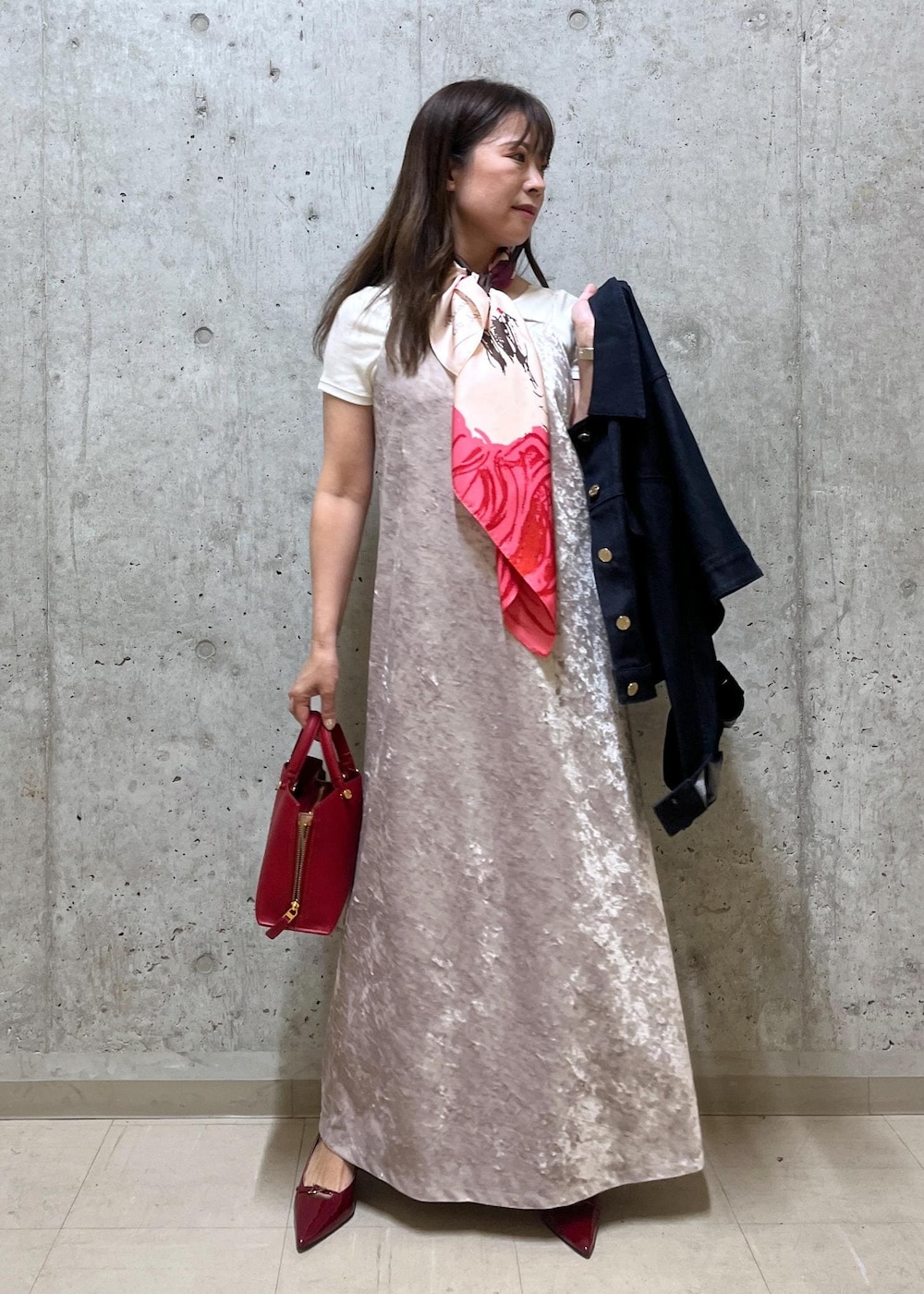 「ベロア、西宮阪急、153㎝、デニム、ネイビー、インディゴブルー、ベージュ、ロング、レッド、ローヒール、秋コーデ、ROPÉ、ウェーブ、イエベ秋、混合」｜「ROPE'のコットンシルク丸胴フライスカップ付き半袖カットソー（Tシャツ/カットソー、ホワイト系）」を使った、HARUさん（レディース・153cm）の秋コーディネートの4枚目の写真