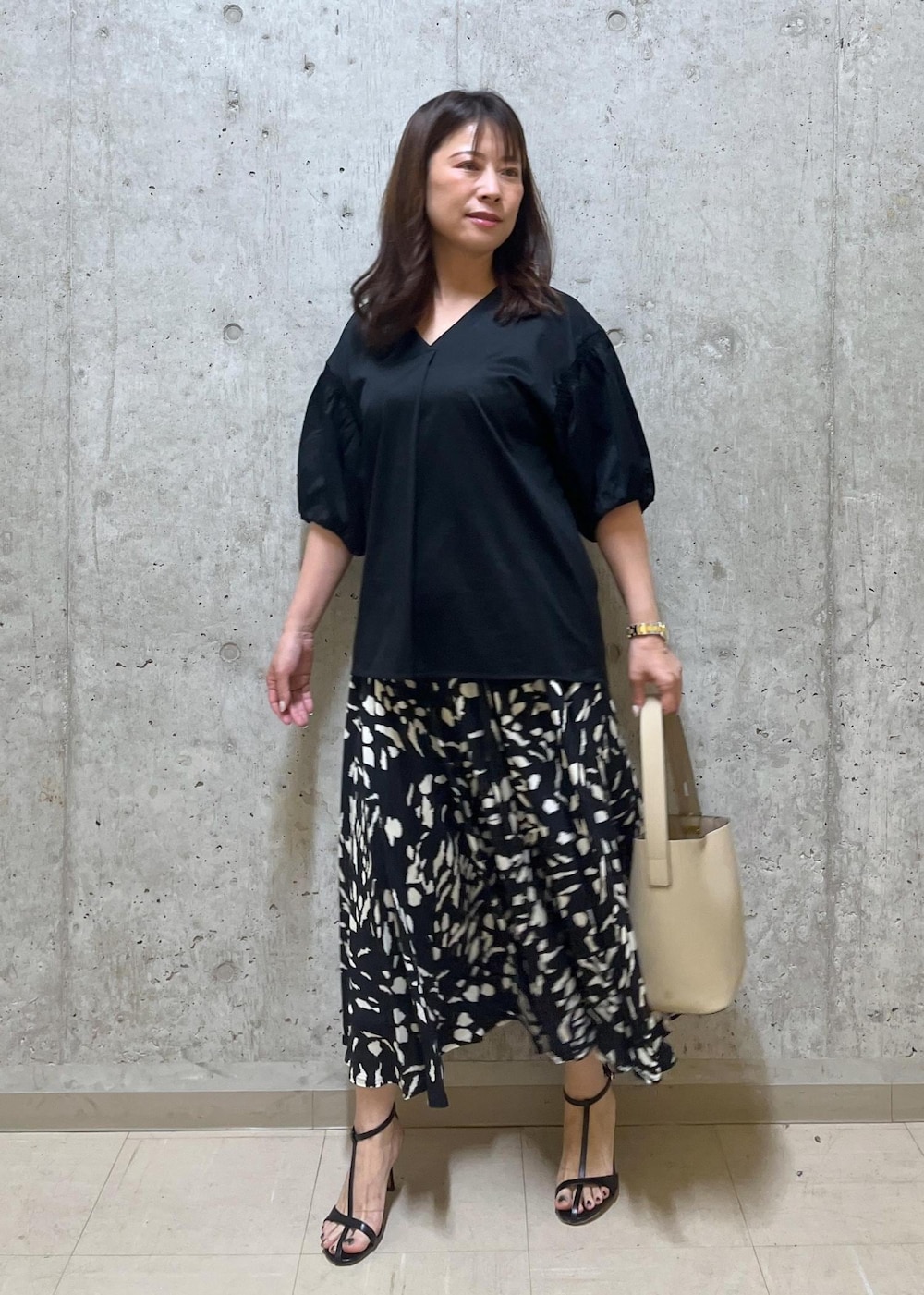 「西宮阪急、153cm、ブラック、ハンドバッグ、ワンハンドル、カットソー、Vネック、五分袖、スカート、フレア、フレアスカート、サンダル、ヒール、ROPÉ、24SS夏の新作」｜「ROPE'の【雑誌掲載】Ariel Sandal（アリエル サンダル）（サンダル、ブラック系）」を使った、HARUさん（レディース・153cm）の春コーディネートの3枚目の写真