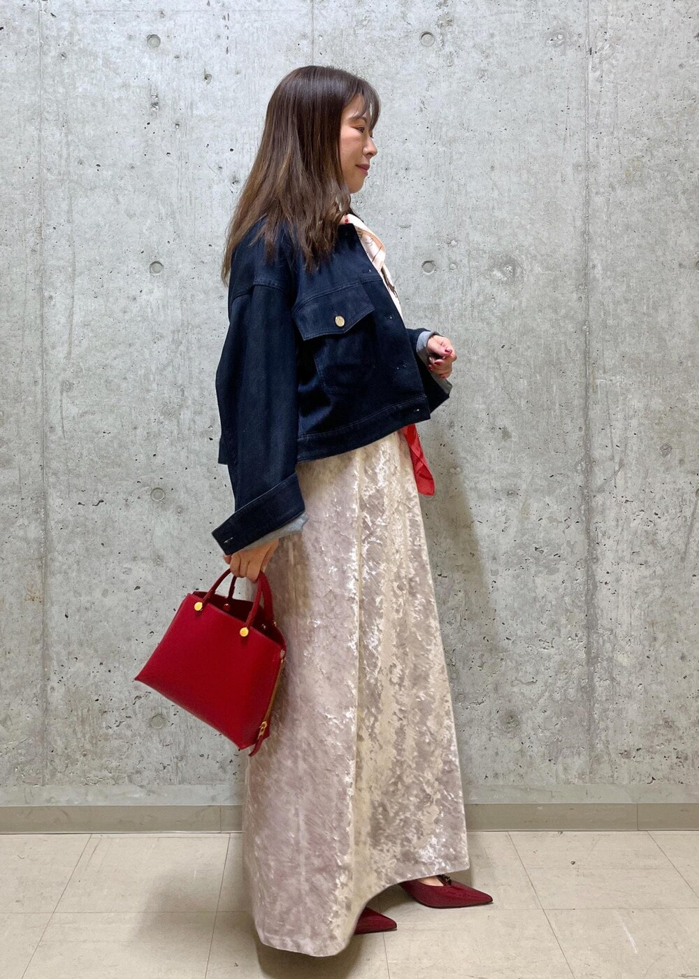 「ベロア、西宮阪急、153㎝、デニム、ネイビー、インディゴブルー、ベージュ、ロング、レッド、ローヒール、秋コーデ、ROPÉ、ウェーブ、イエベ秋、混合」｜「ROPE'のコットンシルク丸胴フライスカップ付き半袖カットソー（Tシャツ/カットソー、ホワイト系）」を使った、HARUさん（レディース・153cm）の秋コーディネートの3枚目の写真