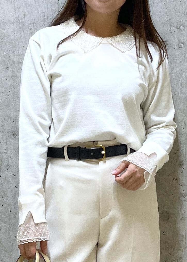 ブラック系のパンプス、ベージュ系のバックパック/リュック、ベージュ系のその他パンツを着用したレディースの冬コーディネートの5枚目の写真