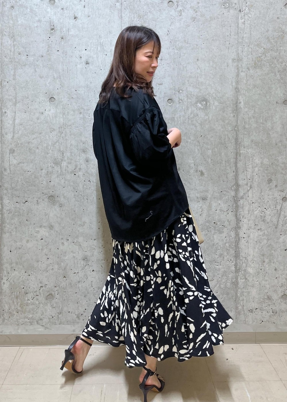 「西宮阪急、153cm、ブラック、ハンドバッグ、ワンハンドル、カットソー、Vネック、五分袖、スカート、フレア、フレアスカート、サンダル、ヒール、ROPÉ、24SS夏の新作」｜「ROPE'の【雑誌掲載】Ariel Sandal（アリエル サンダル）（サンダル、ブラック系）」を使った、HARUさん（レディース・153cm）の春コーディネートの5枚目の写真