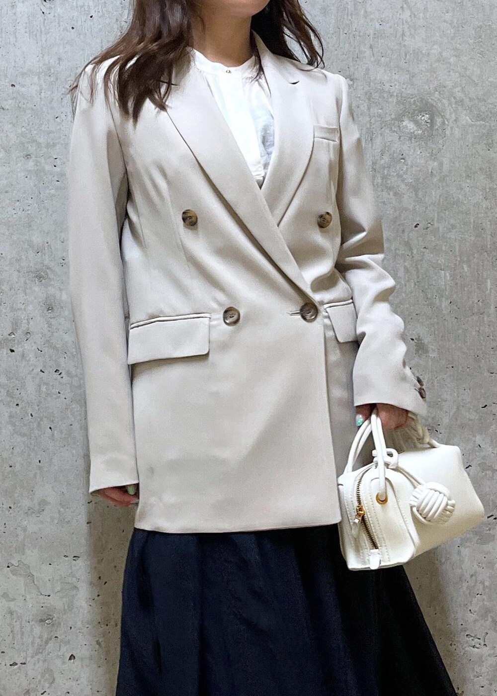 ブルー系のスカート、ホワイト系のサンダル、ホワイト系のショルダーバッグを着用したレディースの夏コーディネートの5枚目の写真