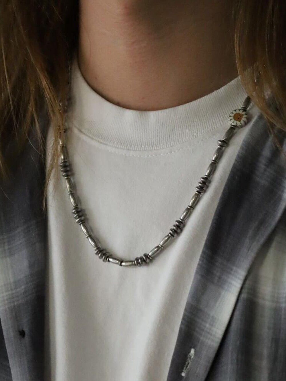 シルバー系のリング、シルバー系のリング、シルバー系のネックレスを着用したメンズの秋コーディネートの2枚目の写真