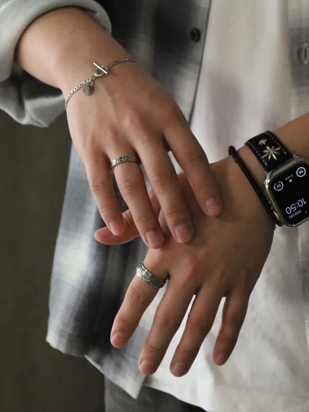 シルバー系のリング、シルバー系のリング、シルバー系のネックレスを着用したメンズの秋コーディネートの3枚目の写真