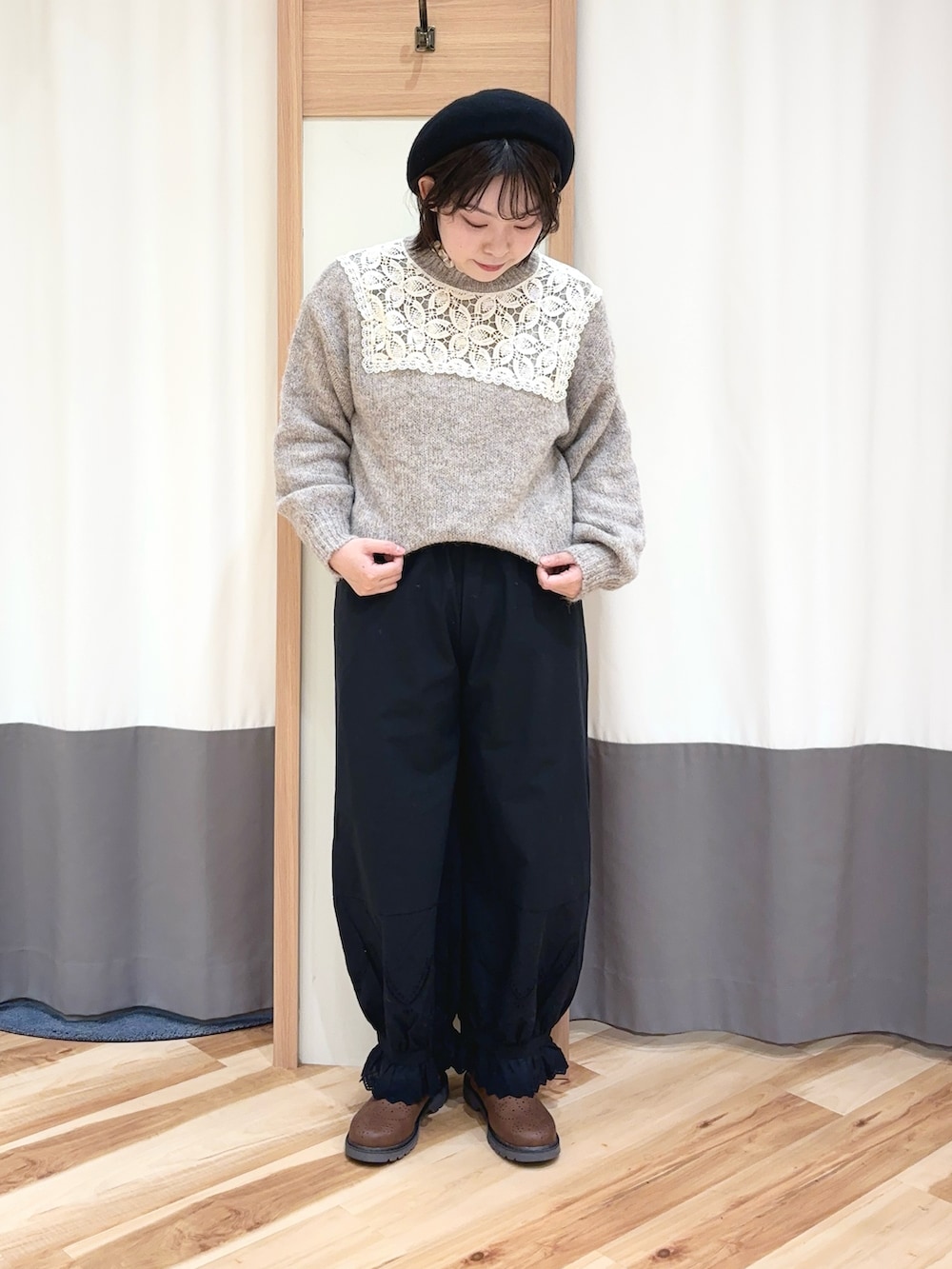 ブラウン系のカーディガン/ボレロ、ブラック系のその他パンツ、ブラウン系のブーツを着用したレディースの冬コーディネートの2枚目の写真