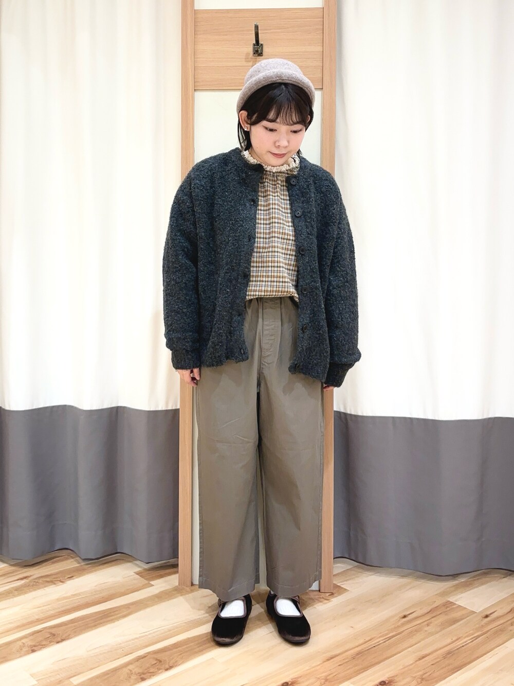 グレー系のカーディガン/ボレロ、ブラウン系のその他パンツ、ブラウン系のドレスシューズを着用したレディースの秋コーディネートの2枚目の写真