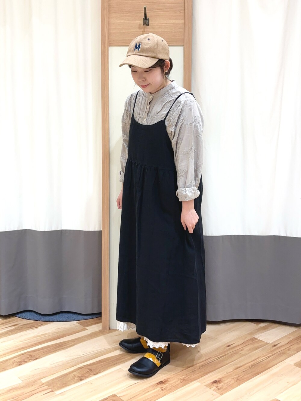 ホワイト系のスカート、ベージュ系のシャツ/ブラウス、ブラック系のワンピースを着用したレディースの秋コーディネートの3枚目の写真