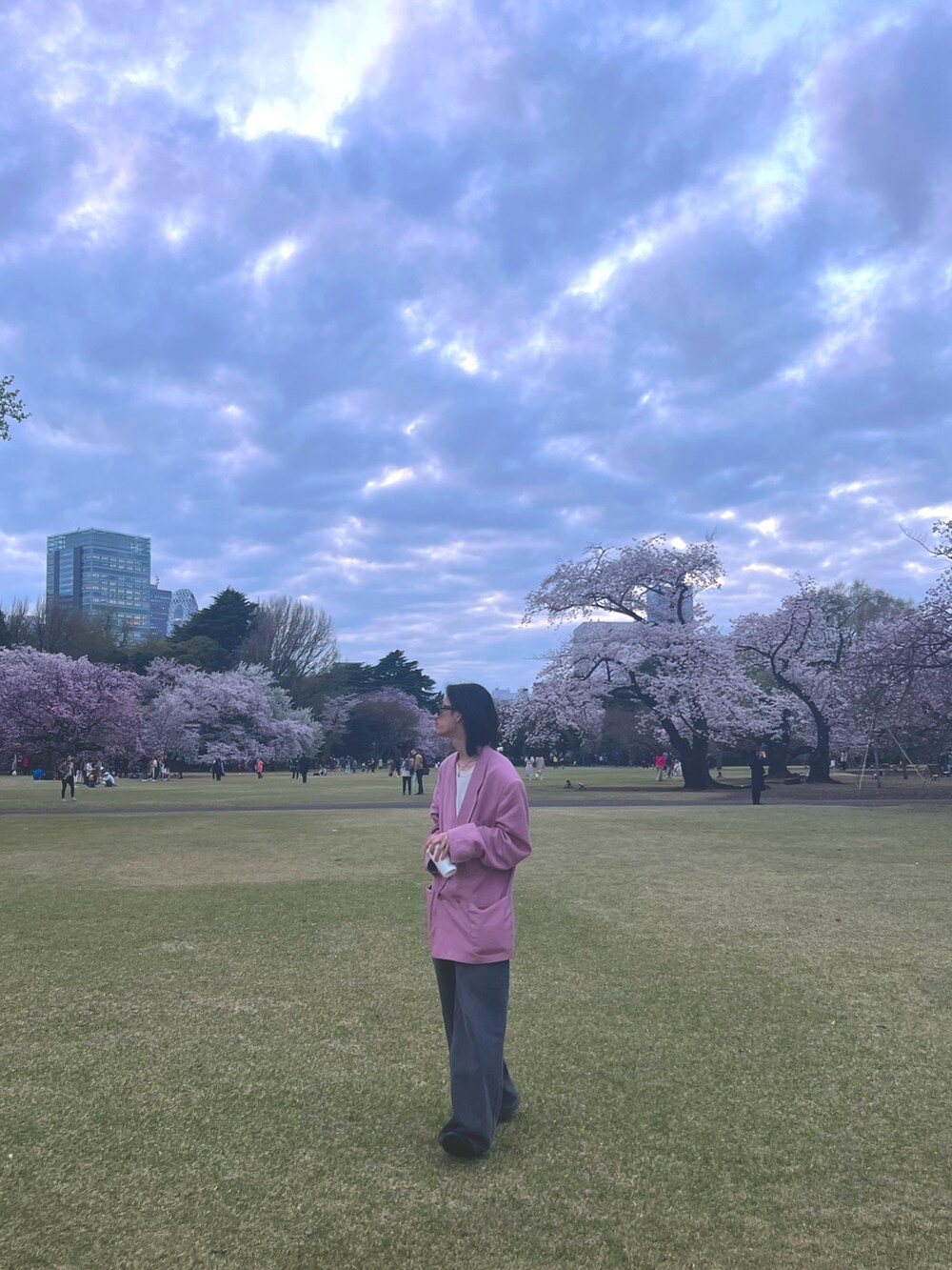 ピンク系のテーラードジャケット、グレー系のデニムパンツ、ブラック系のドレスシューズを着用したメンズの春コーディネートの2枚目の写真