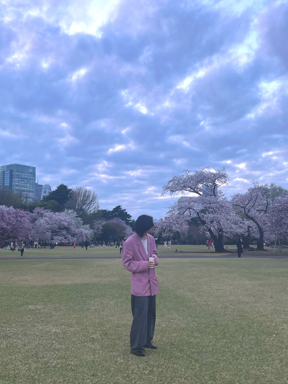 ピンク系のテーラードジャケット、グレー系のデニムパンツ、ブラック系のドレスシューズを着用したメンズの春コーディネートの3枚目の写真