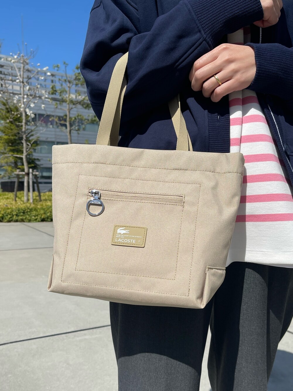 ブルー系のトップス、グレー系のその他パンツ、ホワイト系のスニーカーを着用したレディースの春コーディネートの7枚目の写真