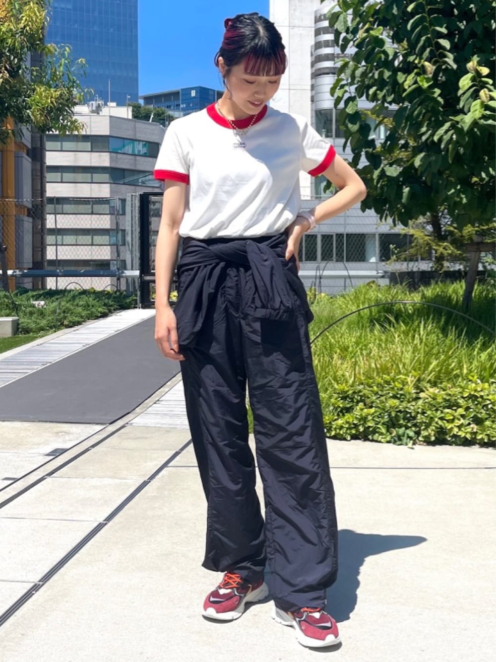 ホワイト系のTシャツ/カットソー、ブルー系のナイロンジャケット、ブルー系のその他パンツを着用したレディースの冬コーディネートの2枚目の写真