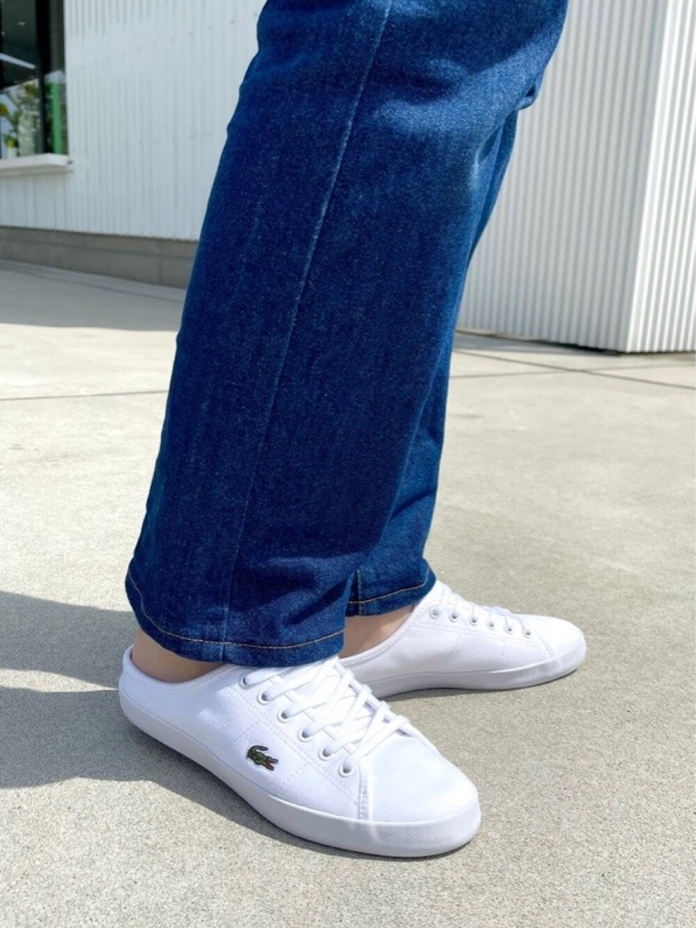 「ラコステ渋谷店、LACOSTE、LACOSTEL!VE、ポロシャツ、母の日、グリーン、デニム、白スニーカー、キャンバススニーカー、大人カジュアル、トートバッグ、春コーデ、夏コーデ」｜「LACOSTE L!VEのラコステライブ 6つボタンストレッチポロシャツ（ポロシャツ、グリーン系）」を使った、emiさん（レディース・162cm）の春コーディネートの5枚目の写真