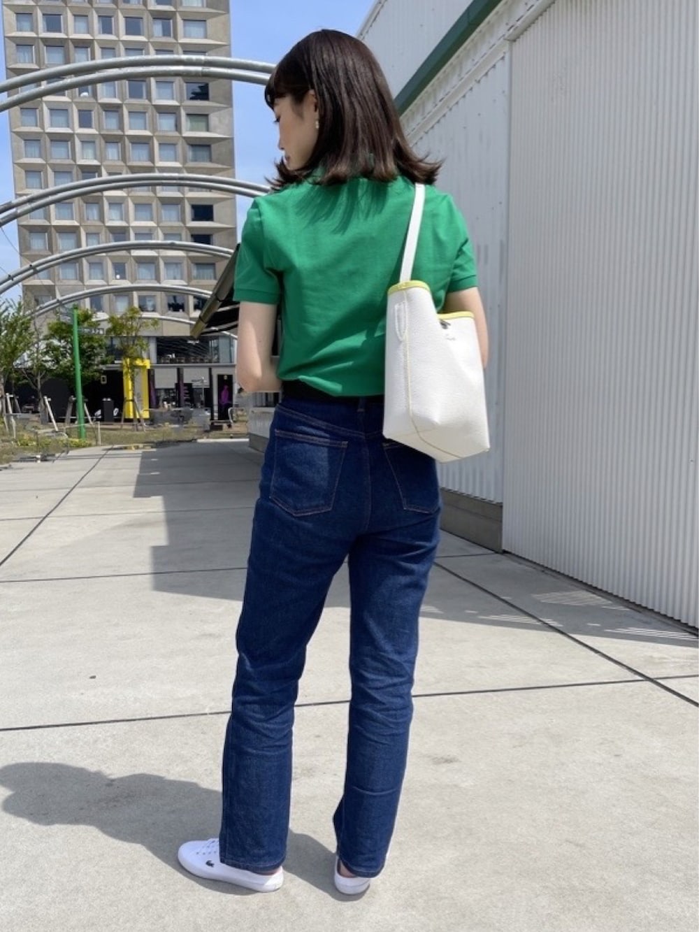 「ラコステ渋谷店、LACOSTE、LACOSTEL!VE、ポロシャツ、母の日、グリーン、デニム、白スニーカー、キャンバススニーカー、大人カジュアル、トートバッグ、春コーデ、夏コーデ」｜「LACOSTE L!VEのラコステライブ 6つボタンストレッチポロシャツ（ポロシャツ、グリーン系）」を使った、emiさん（レディース・162cm）の春コーディネートの2枚目の写真