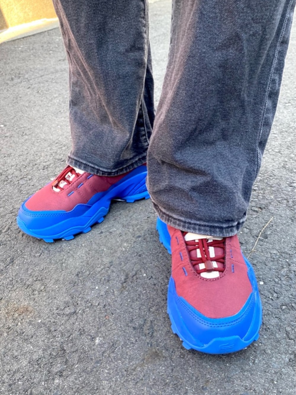 ブラウン系のスカート、レッド系のスニーカーを着用したレディースの春コーディネートの6枚目の写真