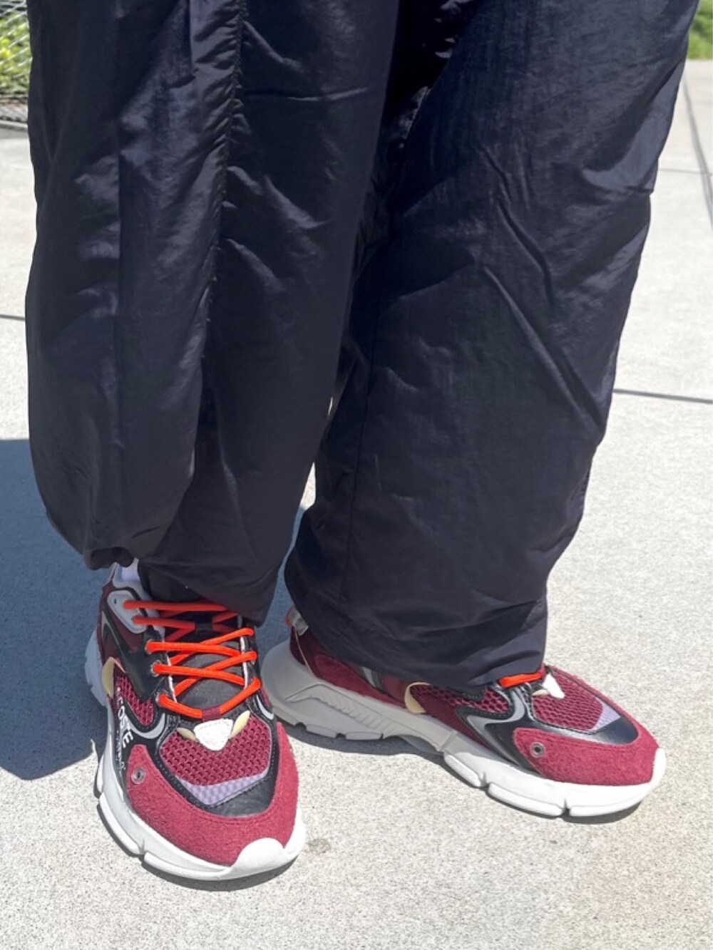 ホワイト系のTシャツ/カットソー、ブルー系のナイロンジャケット、ブルー系のその他パンツを着用したレディースの冬コーディネートの7枚目の写真