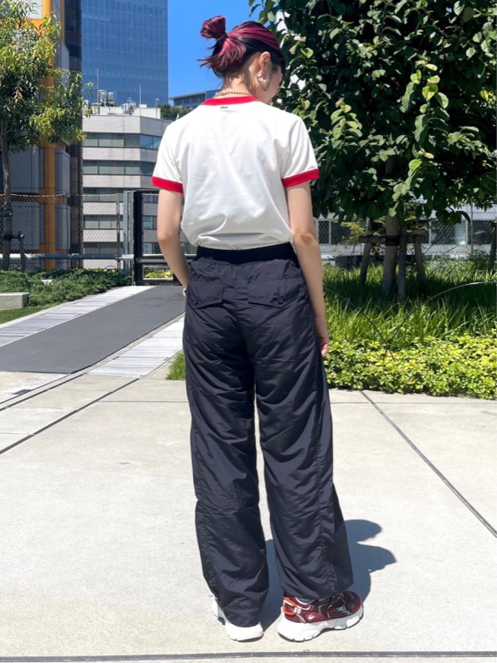 ホワイト系のTシャツ/カットソー、ブルー系のナイロンジャケット、ブルー系のその他パンツを着用したレディースの冬コーディネートの3枚目の写真