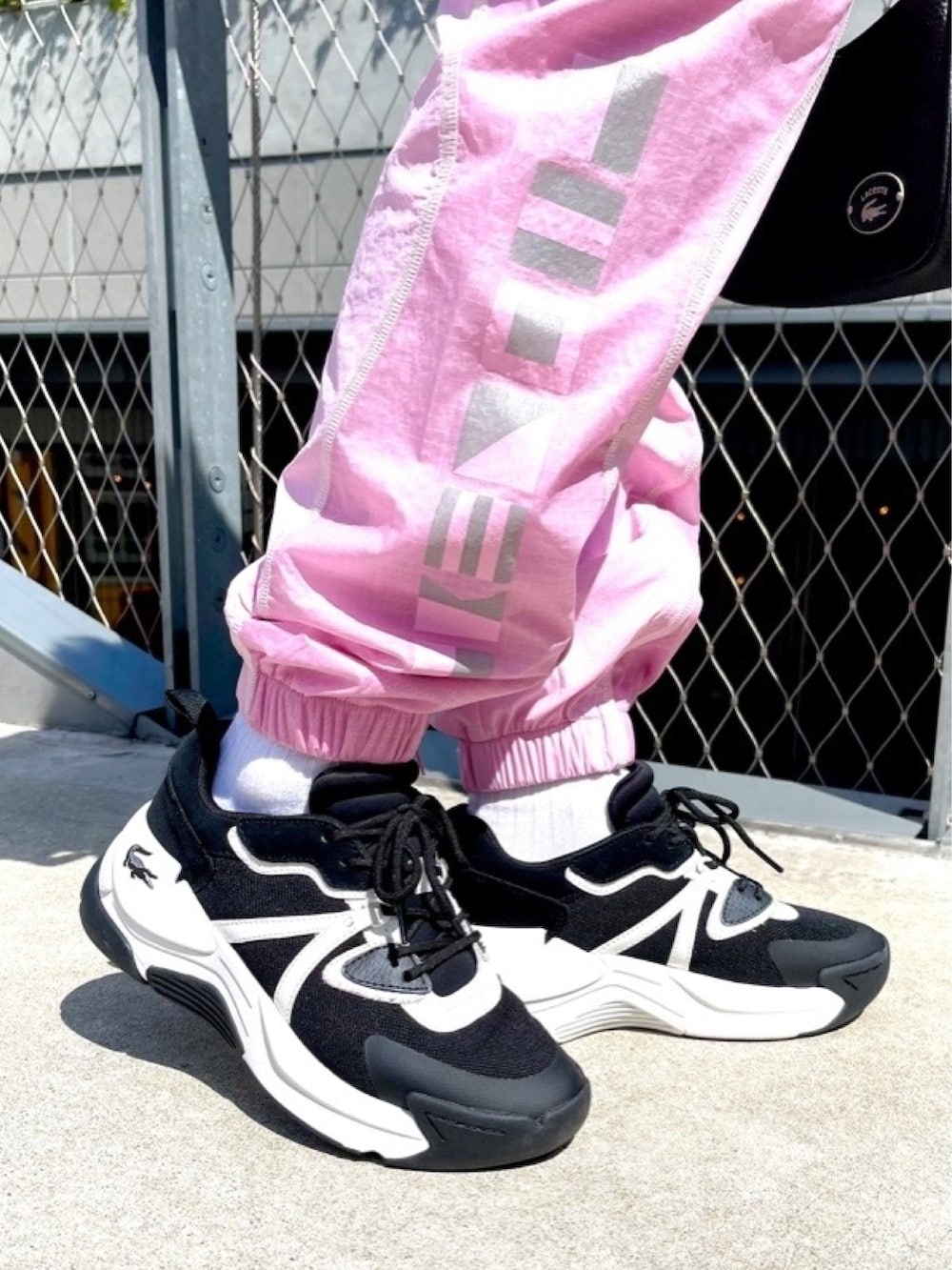 ピンク系のブルゾン、ピンク系のその他パンツ、ブラック系のニット/セーターを着用したレディースの春コーディネートの4枚目の写真