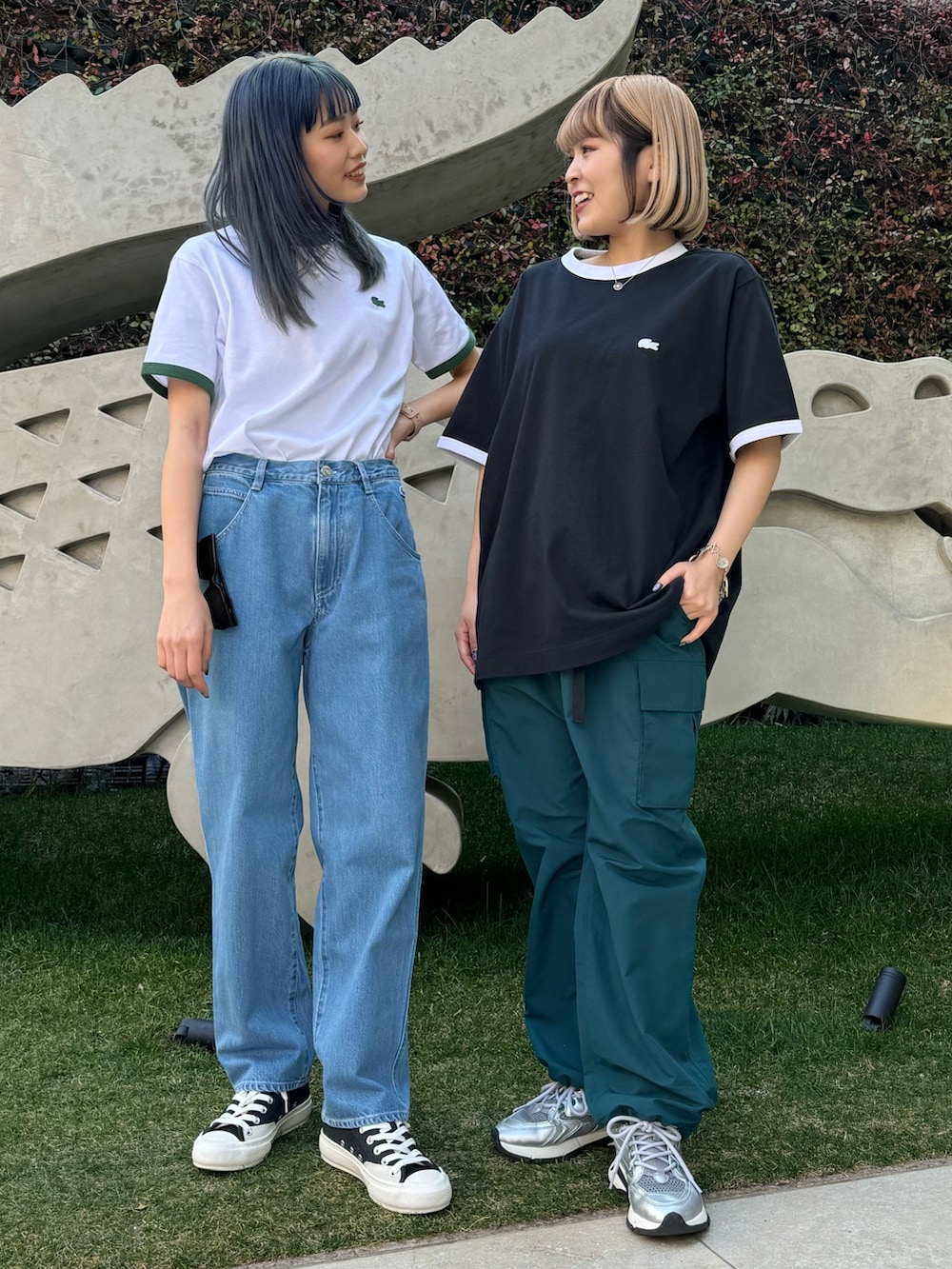 ブルー系のデニムパンツ、グリーン系のTシャツ/カットソー、ブラック系のスニーカーを着用したレディースの春コーディネートの10枚目の写真