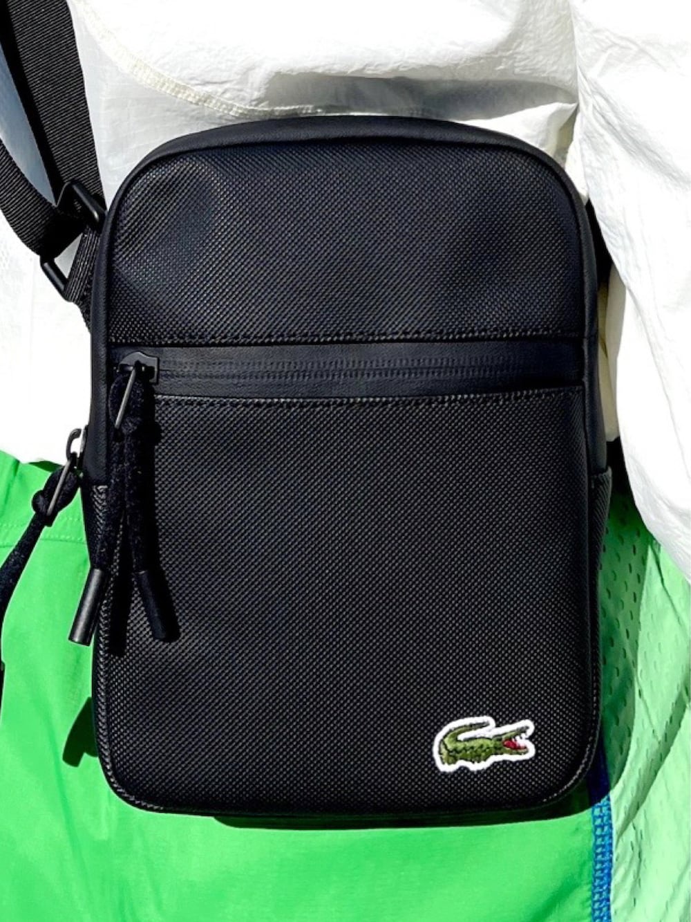 グリーン系のスウェットパンツ、ホワイト系のブルゾン、グレー系のスニーカーを着用したレディースの春コーディネートの4枚目の写真