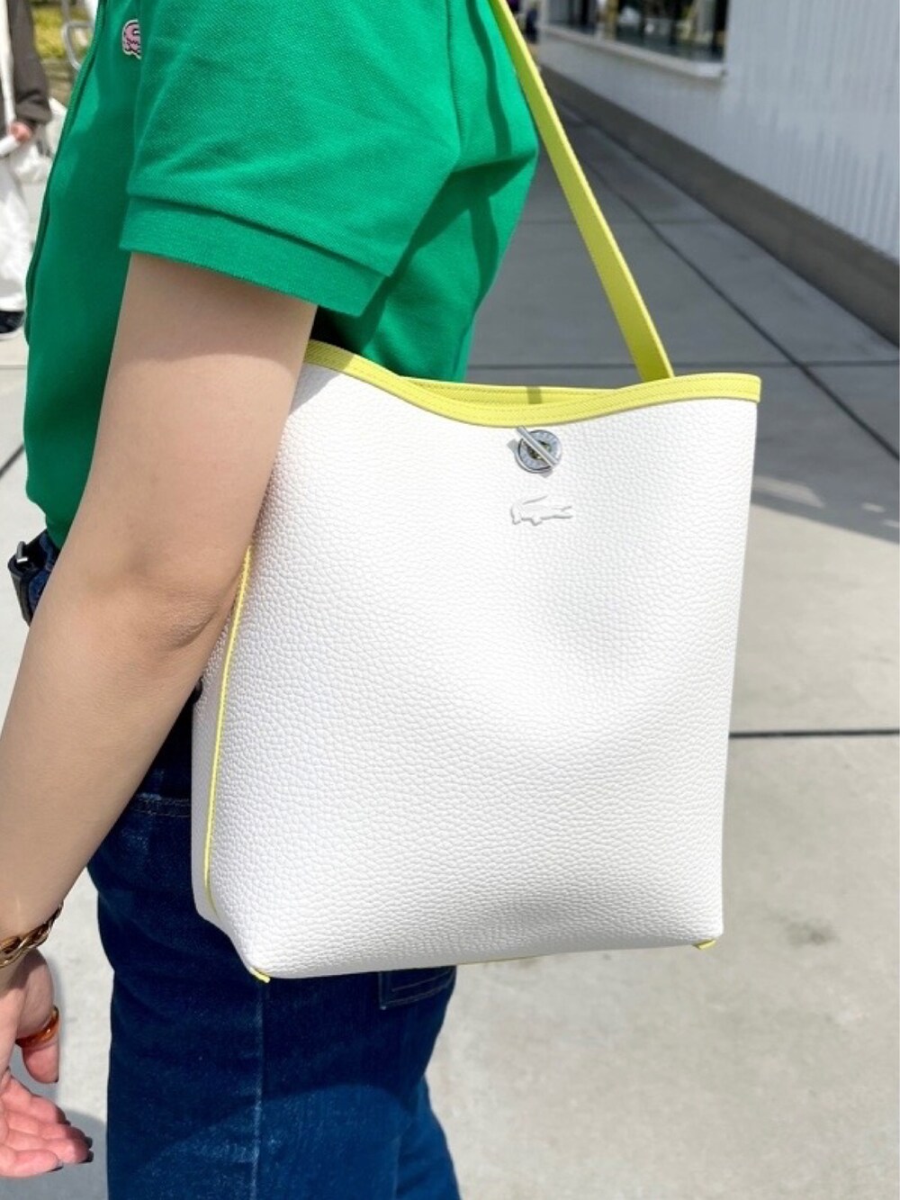 「ラコステ渋谷店、LACOSTE、LACOSTEL!VE、ポロシャツ、母の日、グリーン、デニム、白スニーカー、キャンバススニーカー、大人カジュアル、トートバッグ、春コーデ、夏コーデ」｜「LACOSTE L!VEのラコステライブ 6つボタンストレッチポロシャツ（ポロシャツ、グリーン系）」を使った、emiさん（レディース・162cm）の春コーディネートの4枚目の写真