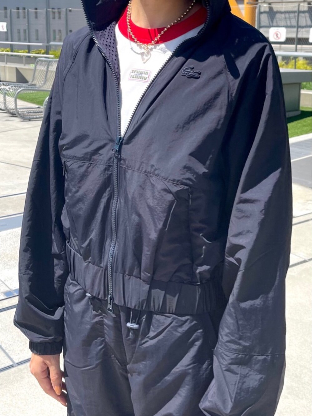 ホワイト系のTシャツ/カットソー、ブルー系のナイロンジャケット、ブルー系のその他パンツを着用したレディースの冬コーディネートの6枚目の写真