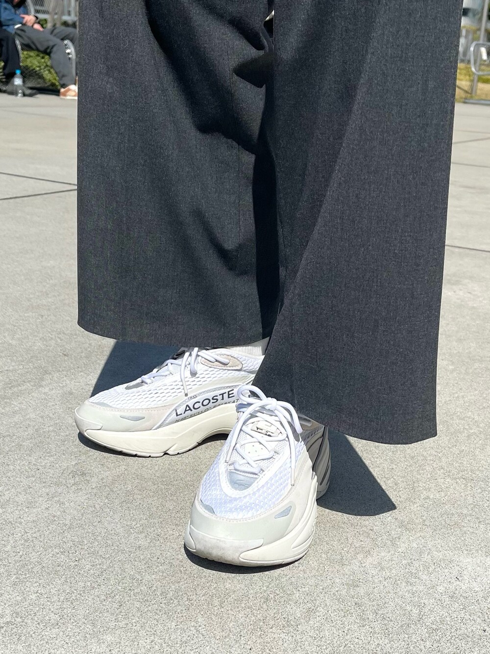 ブルー系のトップス、グレー系のその他パンツ、ホワイト系のスニーカーを着用したレディースの春コーディネートの8枚目の写真