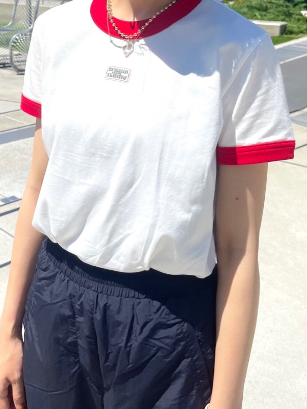 ホワイト系のTシャツ/カットソー、ブルー系のナイロンジャケット、ブルー系のその他パンツを着用したレディースの冬コーディネートの4枚目の写真