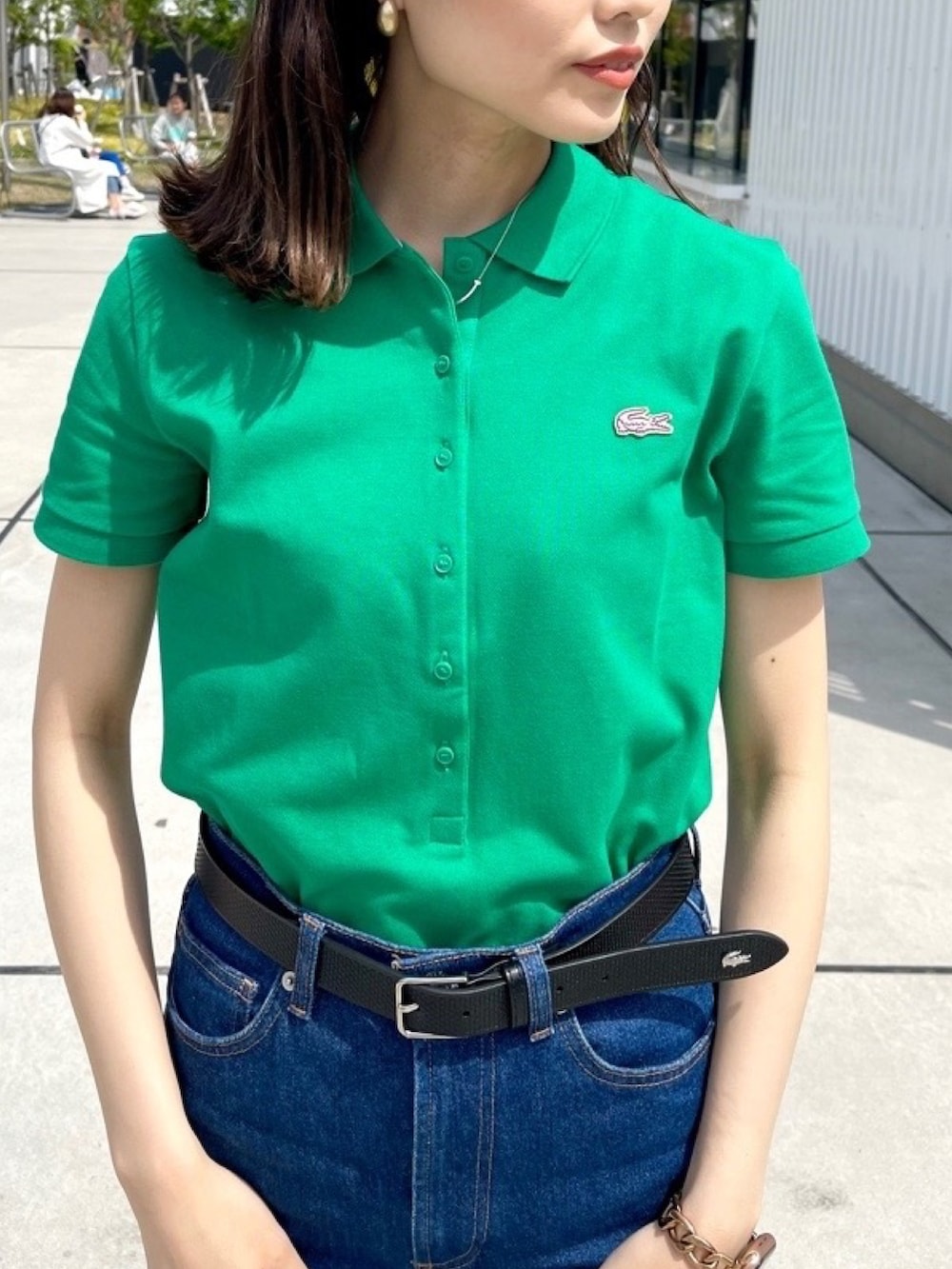 「ラコステ渋谷店、LACOSTE、LACOSTEL!VE、ポロシャツ、母の日、グリーン、デニム、白スニーカー、キャンバススニーカー、大人カジュアル、トートバッグ、春コーデ、夏コーデ」｜「LACOSTE L!VEのラコステライブ 6つボタンストレッチポロシャツ（ポロシャツ、グリーン系）」を使った、emiさん（レディース・162cm）の春コーディネートの3枚目の写真