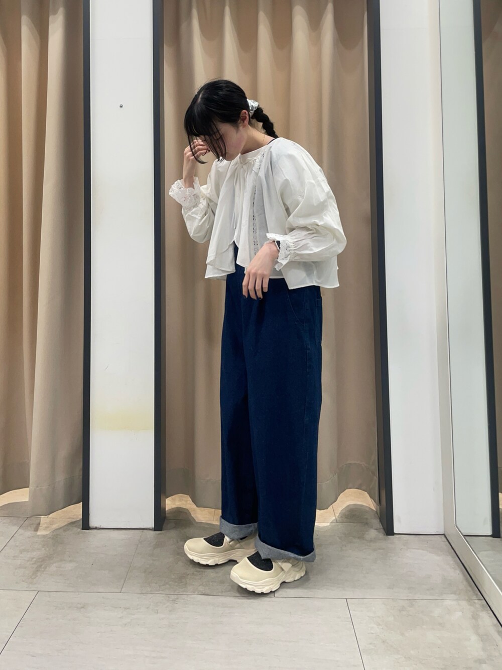 ホワイト系のシャツ/ブラウス、イエロー系のTシャツ/カットソー、ブルー系のデニムパンツを着用したレディースの春コーディネートの2枚目の写真