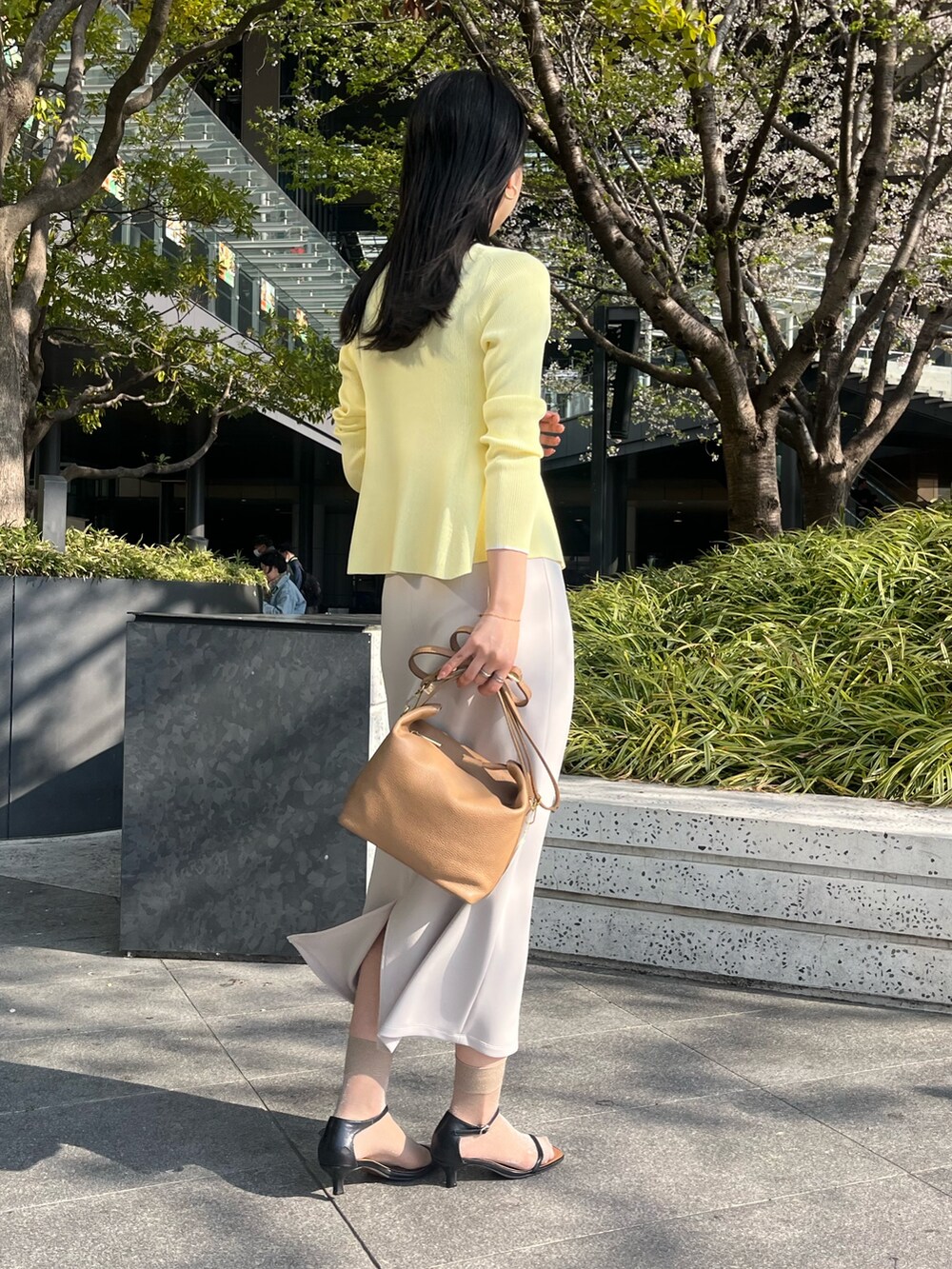 「大人カジュアル、きれいめカジュアル、キレイめ、タイトスカート、スカートスタイル、春コーデ、春夏コーデ、高身長女子、高身長コーデ、ノーリーズ、ノーリーズソフィー、オトナ女子、お出かけコーデ、ショルダーバッグ」｜「NOLLEY’S Sophiのウォッシャブルダンボール前後2WAYタイトスカート（スカート、ベージュ系）」を使った、RINAさん（レディース・169cm）の春コーディネートの4枚目の写真