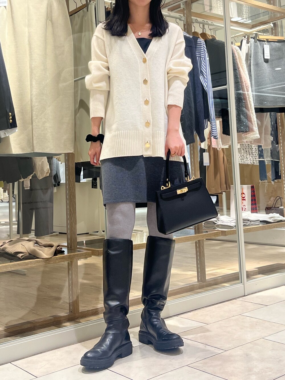 「冬コーデ、大人コーデ、オトナカワイイ、休日スタイル、クリスマスコーデ、オトナカジュアル、きれいめコーデ、スカートスタイル、高身長コーデ、大人女子、きれいめカジュアル、ミニスカート、カーディガン、ノーリーズ、高身長女子」｜「NOLLEY’Sのミラノリブミニスカート（スカート、グレー系）」を使った、RINAさん（レディース・169cm）の冬コーディネートの2枚目の写真
