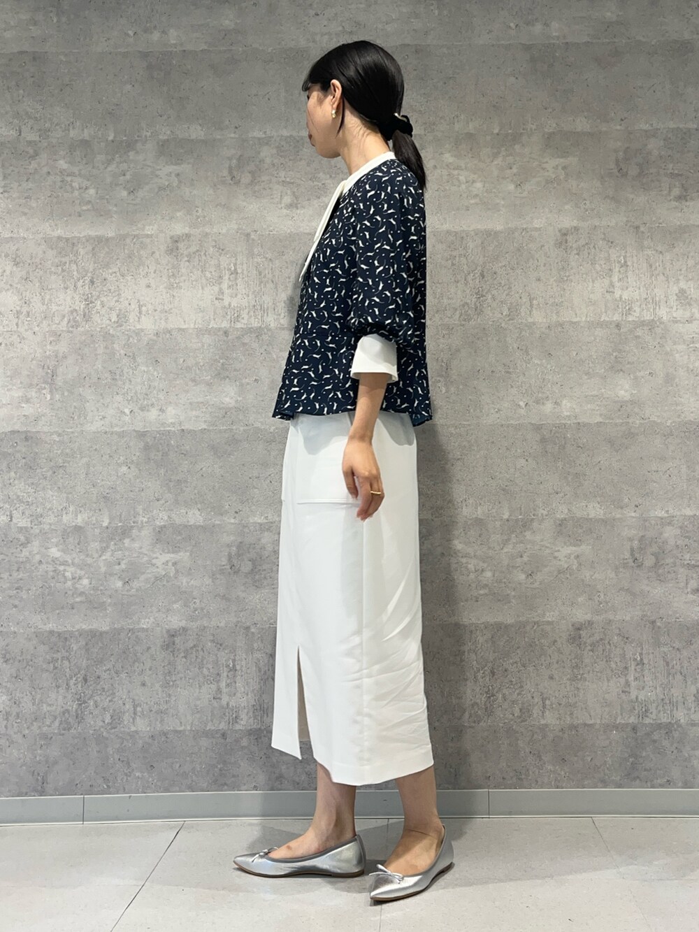 ホワイト系のスカート、ブルー系のシャツ/ブラウスを着用したレディースの秋コーディネートの4枚目の写真